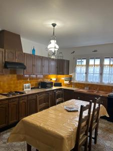 Η κουζίνα ή μικρή κουζίνα στο Gîte LA MAISON ROSE