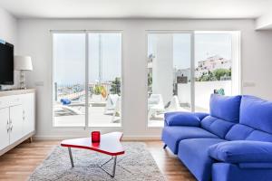 sala de estar con sofá azul y mesa de centro roja en Atico Vistas al Mar, Terraza, Piscina y Parking by Vero, en Altea