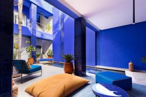 una casa con una pared azul y una piscina en MarrakChill, en Marrakech