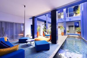 Una casa con piscina y muebles azules. en MarrakChill, en Marrakech