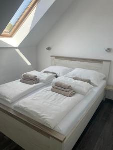Ένα ή περισσότερα κρεβάτια σε δωμάτιο στο Kis-Hunyad Apartman