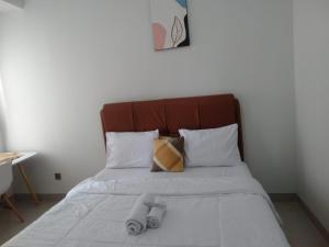 Postel nebo postele na pokoji v ubytování Transpark Cibubur By Arsakha Property Management