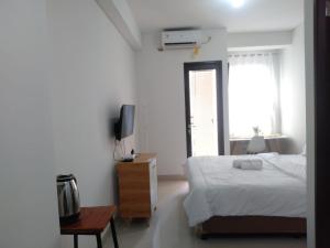 Postel nebo postele na pokoji v ubytování Transpark Cibubur By Arsakha Property Management