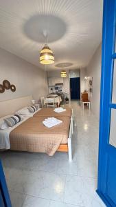 Postel nebo postele na pokoji v ubytování Ardani Bay Studios + 37 fotografií