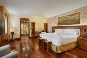 Giường trong phòng chung tại Hotel & Spa Monasterio de Boltaña
