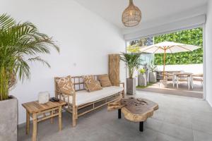 un soggiorno con un divano e un tavolo di Casa John Lisboa-Piscine chauffée en option a Charneca
