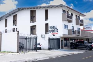 戴维Hotel Madrid Chiriqui的带有停车场的莫龙戈酒店大楼