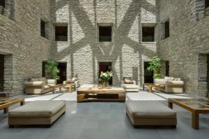 Khu vực ghế ngồi tại Hotel & Spa Monasterio de Boltaña