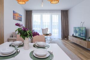 Et tv og/eller underholdning på Platán Holiday Apartman with lakeview