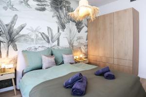 En eller flere senge i et værelse på Platán Holiday Apartman with lakeview