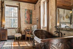 Posezení v ubytování 1 Bedroom Suite on Main Street