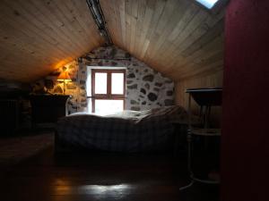 a bedroom with a bed in a room with a window at Chalé na Montanha Casa de Baixo in Manteigas
