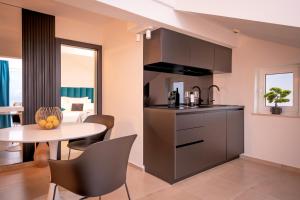 Кухня или мини-кухня в Hotel SOL
