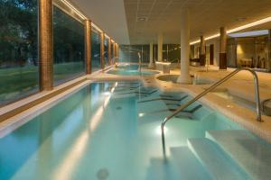Hồ bơi trong/gần Hotel & Spa Monasterio de Boltaña
