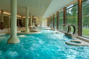 Hồ bơi trong/gần Hotel & Spa Monasterio de Boltaña