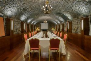Khu vực hỗ trợ khách đi công tác/phòng hội thảo tại Hotel & Spa Monasterio de Boltaña
