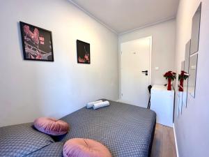 Giường trong phòng chung tại MMRent Bird Room