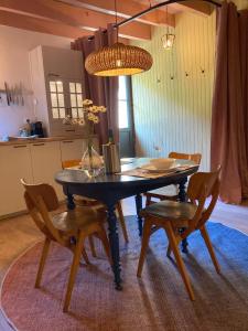tavolo da pranzo con sedie e luce di corrente di Encore une fois, La maison coloréé a Locmalo Altre 12 foto