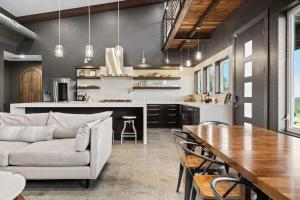 una cucina e un soggiorno con un divano e un tavolo di Enchanted Rock Ridge - Cowboy Pool,Hot Tub,Firepit a Fredericksburg