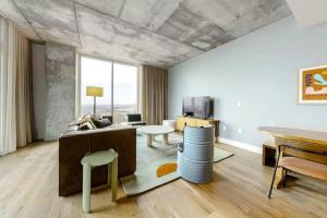 ein Wohnzimmer mit Couch und Tisch in der Unterkunft Luxe High Rise off of Rainey St in Austin