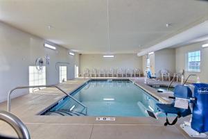 una gran piscina con sillas en Cobblestone Hotel & Suites - Beulah, en Beulah