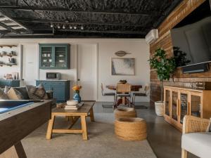 Una sala de estar con un sofá y una mesa de billar. en Leisure Escape - TX Hill Country, en Dripping Springs 83 fotos más