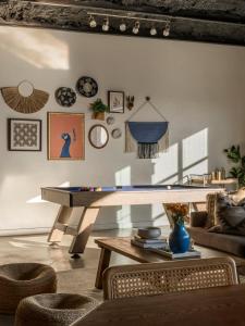 Una sala de estar con una mesa de billar y un sofá. en Leisure Escape - TX Hill Country, en Dripping Springs
