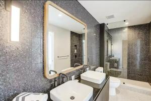 ein Badezimmer mit zwei Waschbecken und einem Spiegel in der Unterkunft High Rise in the heart of ATX in Austin