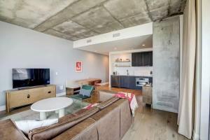 ein Wohnzimmer mit Couch und Tisch in der Unterkunft High Rise in the heart of ATX in Austin + 18 Fotos
