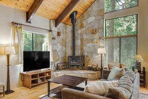 TV a/nebo společenská místnost v ubytování Cabin with Deck and Fire Pit in Blue Lake Springs!
