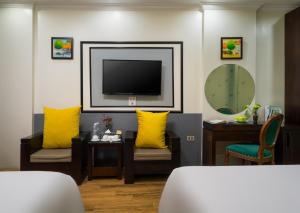 TV a/nebo společenská místnost v ubytování Bella Premier Hotel & Rooftop Skybar