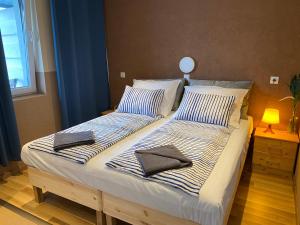 A bed or beds in a room at Polaris Yacht Apartman