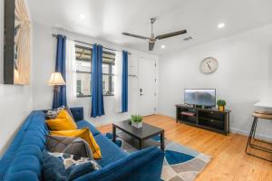 オースティンにあるModern Condo with Parking - Bの青いソファとテレビのあるリビングルーム