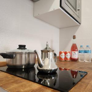 Nhà bếp/bếp nhỏ tại Modern Studio 5 min to Beach & Dining