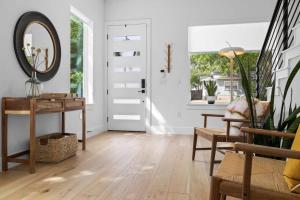 ein Wohnzimmer mit Spiegel und Tisch in der Unterkunft Home in Cherrywood with Private Backyard in Austin