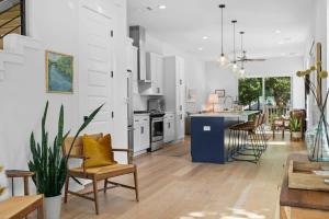 eine Küche und ein Wohnzimmer mit Tisch und Stühlen in der Unterkunft Home in Cherrywood with Private Backyard in Austin