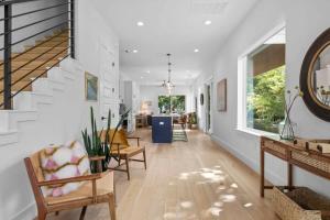 ein Wohnzimmer mit einer Treppe und Stühlen in der Unterkunft Home in Cherrywood with Private Backyard in Austin + 28 Fotos