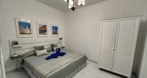 a bedroom with a bed with a blue bow on it at Sombrerito 1 in Caleta de Sebo