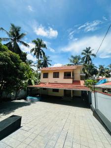 ein Haus mit einem Innenhof davor in der Unterkunft Saaketh Holiday Home(2) in Kozhikode