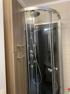 y baño con ducha y puerta de cristal. en Appartement aux portes de Paris en Créteil