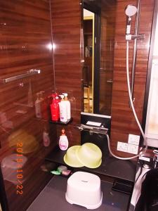 baño con aseo y ducha con paredes de madera. en Thank you so muchya Eikando, en Kioto 29 fotos más