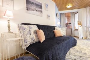 a living room with a blue couch in a room at Romantic Studio Center in Colmar