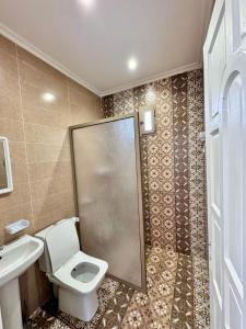 a bathroom with a toilet and a shower at DAR MAÏSSA in Asilah
