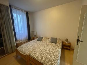 sypialnia z łóżkiem z dwoma laptopami w obiekcie Les Platanes - Renoir Rez de chaussée w mieście Lamalou-les-Bains