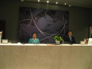 a group of three people sitting at a table at Jinjiang Inn Mianyang Technical Building Flyover in Mianyang