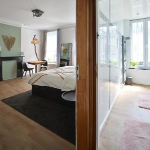 Postel nebo postele na pokoji v ubytování La chambre de Sam - Chambre lit 180 avec SDB privée proche centre ville