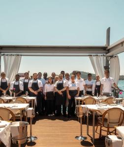 Eine Gruppe von Menschen, die sich für ein Bild auf einem Boot posieren in der Unterkunft Hotel Ristorante Sogno in San Felice del Benaco + 37 Fotos