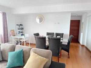 a living room with a couch and a table and chairs at Apartamento moderno y céntrico en Lima, 3 Dormitorios in Lima +32 photos