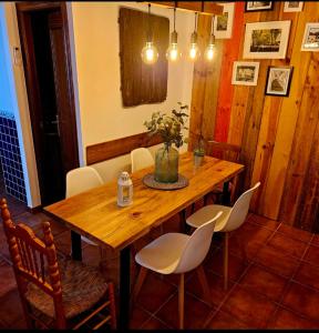 Posezení v ubytování La Casa Junto al Sendero del Río & Piscina # aire acondicionado