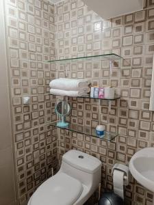 a bathroom with a white toilet and a sink at Apartamento moderno y céntrico en Lima, 3 Dormitorios in Lima